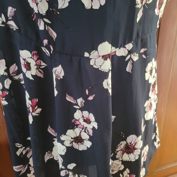 Torrid Floral Print Navy & Pink Short Sleeve Tunic Top Womens Size 0 Lightweight - Picture 5 of 8